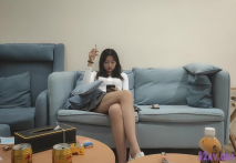 深夜來一極品嫩妹 ，笑起來甜美修長美腿 ，忍不住舔起大腿 ，沙發上操騎乘，扶細腰後入