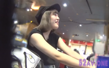 【無・素人個體攝影】在遊藝場搭訕，與男朋友分手不久受傷心的迷你裙大學生辣妹，帶她進去開房！喘息聲快要爆發了，打樁式超猛騎乗位！！