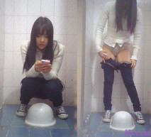 拍攝的大神激動得手抖了，高質量女廁偷拍【百裡挑一】終於拍到一個無敵清純的美少女，全程都在看手機，還有無敵大長腿妹子