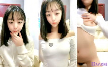 小酒窩00後清純學生妹下海 ，新買的黑色漁網襪 ，撩下內衣露白嫩奶子 ，揉搓小穴嬌喘呻吟 ，表情挺誇張很爽的樣子