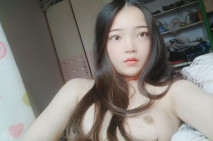 學妹放暑假了，，異地太遠，每天都好想要，隔著手機屏幕看她自慰，高潮爽到 尿道口清晰 撒尿！