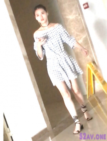 極品女神在廁所偷偷摳小穴 還用手輕輕捋陰毛