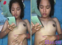 貌似妹子已懷孕 捂著肚子一直在聽兒歌 是胎教嗎 看著應該年紀不大