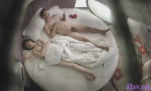 2021七月情趣酒店白色圓床空調口攝像頭上帝視角偷拍 紅內褲老哥中午和單位情人偷情爽炮