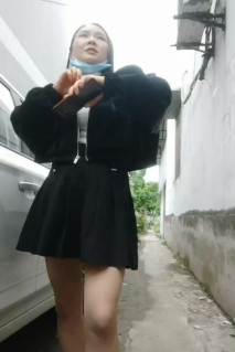 最牛視角站街女偷拍探花《素質嫖客》快餐站在小車旁等客的黑裙美女換高清新設備偷拍