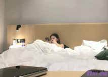 約有男朋友黑色長裙妹子，手機沒電連上繼續操，深喉口交硬了翹起屁股後入抽插猛操