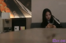 有顏值有身材的高挑性感美女約到酒店，氣質冷艷感覺有點不情願，大長腿纏繞勾住享受特別爽啪啪快速進出