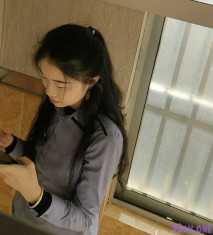 廁拍大神潛入白領單身公寓女廁近距離偷拍兩個美女尿尿