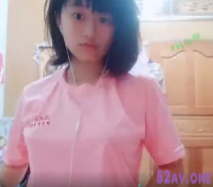 高中妹妹趁家人不在偷拍給男友看