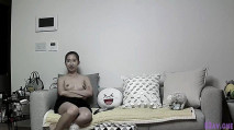 【家庭攝像頭破解】骨感美女待客廳看電視，竟然給看哭啦，眼淚嘩嘩地流，還和狗狗親嘴