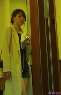 專業盜站九月流出寫字樓茶餐廳女廁偷拍幾個高顏值氣質白領撅著屁股尿尿