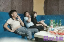 【KTV探花】，胖哥遲到每人挑一個妹子，漂亮小姐姐口技了得幾下搞射，留賀總獨自鏖戰大奶妹