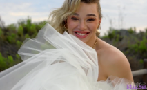 精品刺激劇情 人妖穿上婚紗要結婚的時候和美女閨蜜幹了起來,新郎眼睛被矇住吃蛋糕