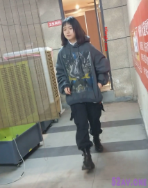 蹲點守好乖乖女孩上廁所，拍下她美麗的騷穴，尿尿的洞口一吸一合，拍得真是舒暢~