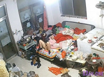 黑客破解家庭網路攝像頭監控偷拍 凍品店老闆娘很久沒做愛了,剛從外面回來就脫下褲子自慰,老公趴在她身上匆匆搞幾下就射了