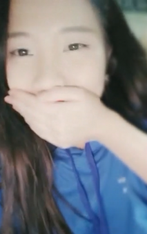 對白精彩蘿莉主播檸檬路上勾搭兩個同齡大學生處男賓館開房3P其中一個秒射