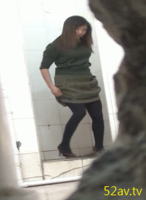 全景廁拍綠裙黑絲妹子人多想速戰速決的尿完