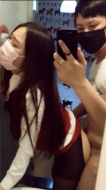 極品美腿絲襪空姐援交大雞巴小哥, 空姐制服開檔後入從屋裡一直幹到洗手間又幹到床上,不停的抽插,超級刺激