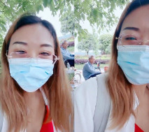 極品美女夾著大黑牛在大爺旁邊自慰失禁 淫汁沿著美腿流下 大爺瞧地上的淫水看呆了 嗡嗡的聲音強忍快感