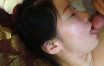 偷情少婦欲望濃烈是真騷啊！特別喜歡舔吸肉棒，豐滿肉體大奶子，趴在上面撞擊猛操