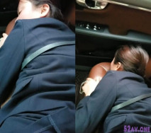 車內後入穿制服的銷售少婦，出白漿，車外路人匆匆，內射搞得好爽啊，少婦的春聲最撩人！