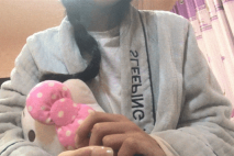 【見過處女嗎？真處女】，學醫的大一妹子，嫩就一個字，老色批們高潮了，狂刷禮物