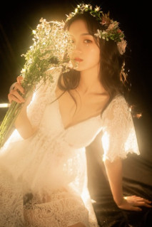 KTV偷拍某學校高顏值校花尿尿，尿量尿出一條直線