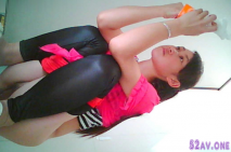 一個高顏值少婦粉嫩的鮑魚 好像被妹子發現了還是裝作若無其事