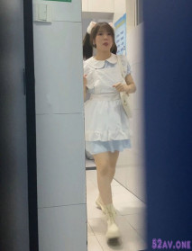 新流出 全景偷拍具有女團潛質的氣質美女尿尿 差點走錯門跑到男廁去了 粉嫩的BB真乾凈