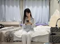 高端約炮極品爆乳居然沒看上換了個身材苗條的清純學妹各種姿勢抱起來爆插