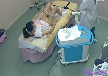 2021最新流出黑客破解攝像頭美容院微整形陰部護理BB脫毛,紅衣美女說別把毛剃壞了對白清晰