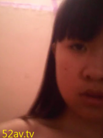 喜歡玩自拍的妹子在房間自我拍攝