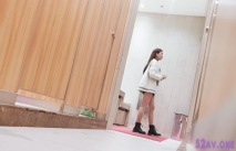 商城女廁蹲守熱褲馬丁靴大長腿美女,縮成圓形的紅嫩唇肉夾起來超爽