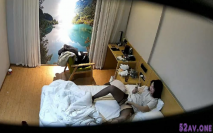 最新酒店安防攝像頭偷拍情侶開房,男朋友沒喂飽妹子自己用手解決
