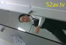 熊孩子暗藏攝像頭偷拍背帶褲英語老師的漂亮小縫