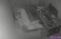 【攝像頭偷拍】真實記錄大學生情侶在網吧包廂飢渴難耐直接沙發上開操 男友還臨時出去買個套