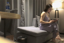 成熟性感姐姐脫掉外衣後身材真不錯，胸前鼓脹飽滿，美女主動舔吸換上誘人服飾啪啪騎乘套弄插