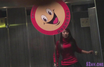 大神潛入酒店女廁 洞中偷窺漂亮的黑絲美女 人美B更美