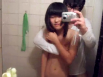 剛18歲的小表妹放假來找我無套做愛 懷孕就生了吧