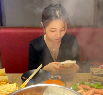 同學曝高中選美皇后竟是妓女