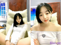 剛滿18歲稚氣滿滿的可愛小美女 放假了，1月最新下海極品女生，趁著放假了掙點外快過年，大大咧咧的性格反倒惹人喜愛