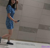 藍裙極品小美女，光滑的肌膚，陰毛旺盛的面尿流如水串，順勢而下嘩啦啦的聲音聽著特別優美！