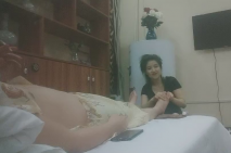 足療指壓精品少婦談好價錢，嬌俏臉龐，大長腿，舔逼必做項目，對白精彩宛如老情人見面，擼管佳作