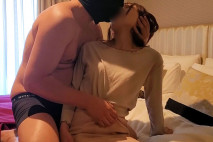 首次拍攝完全露臉 與清秀系的美女大學生拍攝。 因為完全露臉中出，所以很珍貴