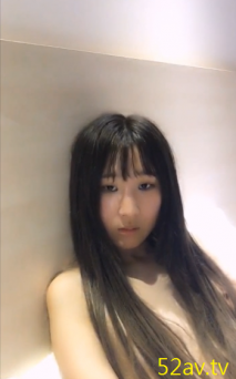 手機直播樣子很嫩的小美眉賓館被三個社會小青年輪流幹呻吟太大還要捂著嘴巴