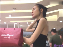 商場專櫃一路跟蹤抄底漂亮美女 竟然沒穿內褲 看到她的嫩毛B了 爽