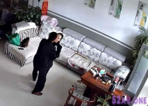 黑客破解家庭網路攝像頭偷拍 猴急胖哥和媳婦買菜回來直接和媳婦在客廳沙發上洩火