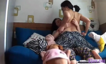 家庭攝像頭入侵強開偸拍到一對同居百合家裡客廳沙發上瘋狂互相吃奶淫叫受不了激情磨豆腐寵物狗來觀戰