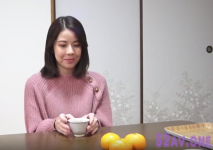 【無修正x個人攝影】人妻愛奴6號 一邊吃橘子一邊諮詢，在被爐裏用脚趾惡作劇…然後讓美乳波濤洶湧