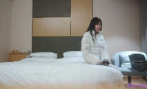 【開發探索】文靜乖巧頂級美妞，自帶情趣女僕裝，側躺著大屌插嘴，開檔黑絲張開雙腿爆插，扶著細腰站立後入